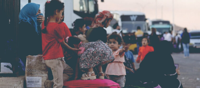 مساعدة النازحين واجب أم استخدام سياسي؟