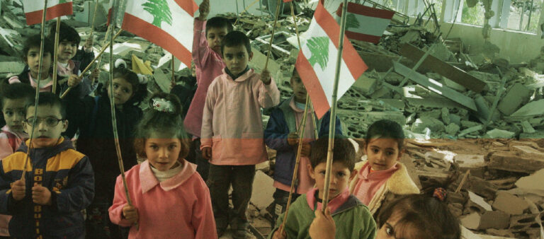 مدرسة بلا جدران: كيف يتعلّم الأطفال في زمن الحرب؟