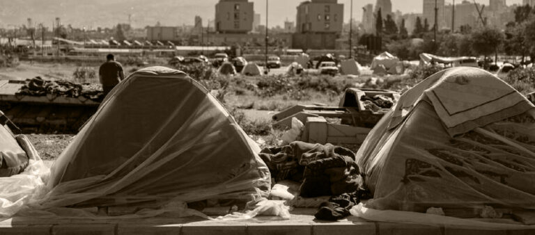 بين الخيم والفنادق المهجورة تفاصيل حياة تُعاد كتابتها